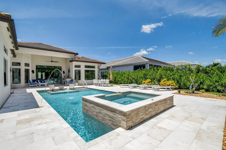 Feature-Full Pool and Hottub