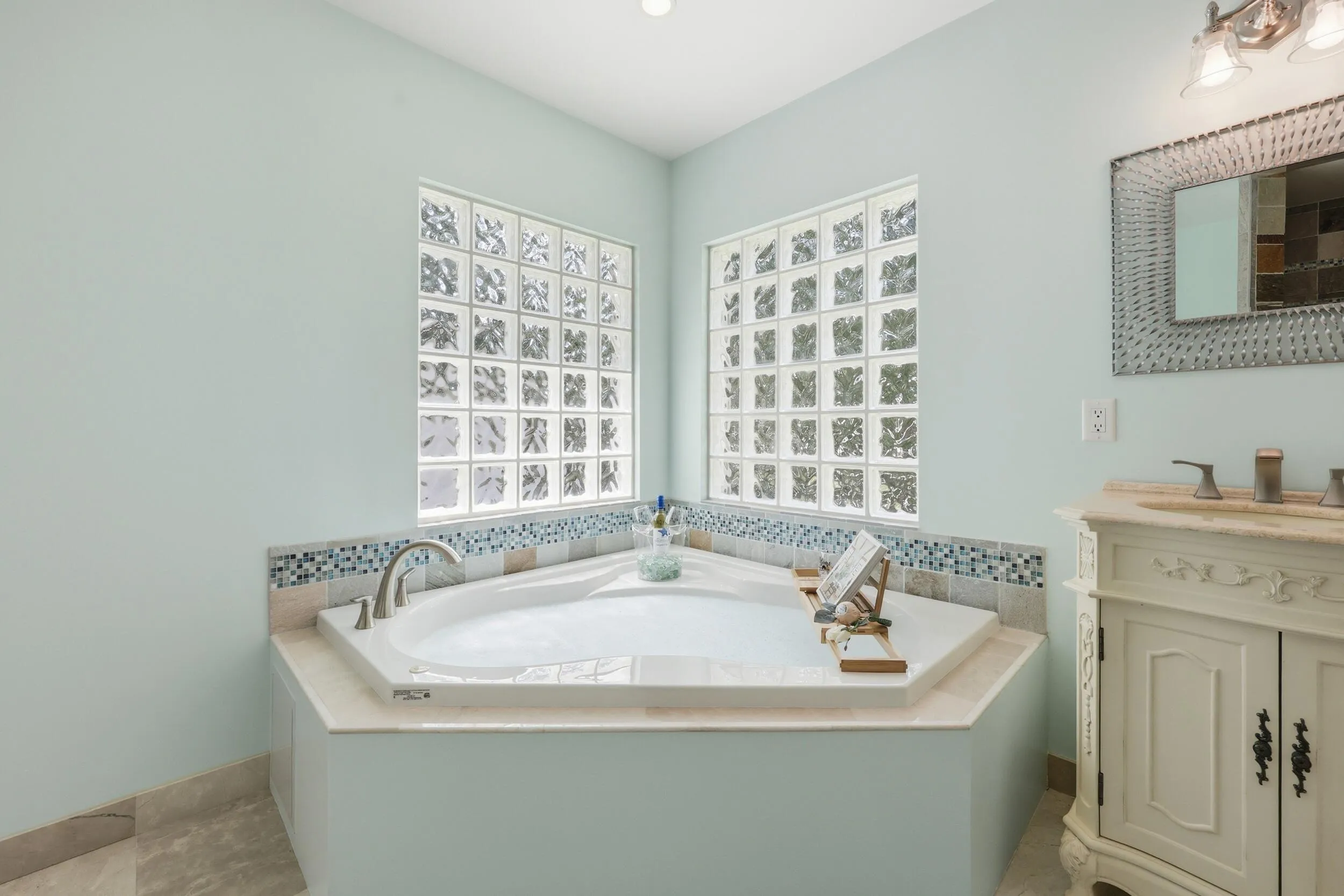 JACUZZI TUB