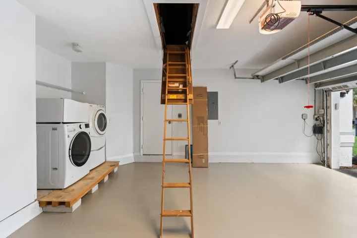 Garage w Ladder