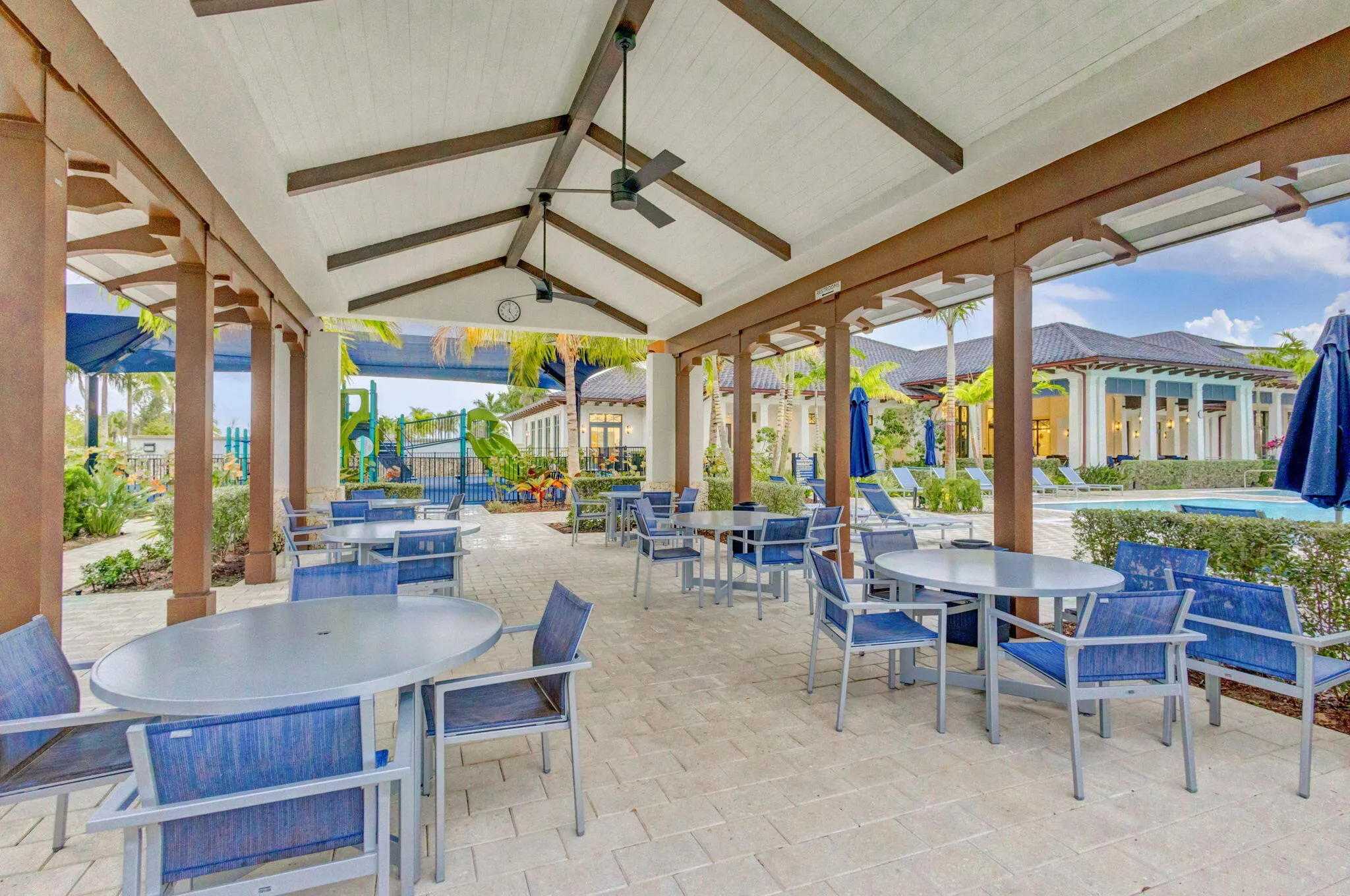 PATIO LOUNGE