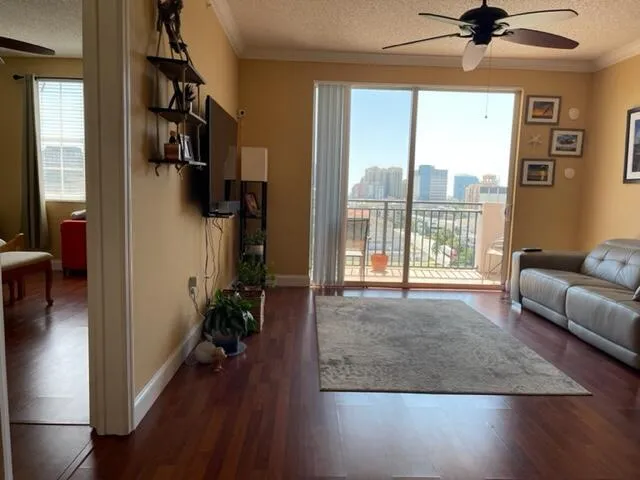 LIVING ROOM SKYLINE VIEW