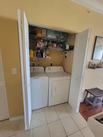 LAUNDRY CLOSET
