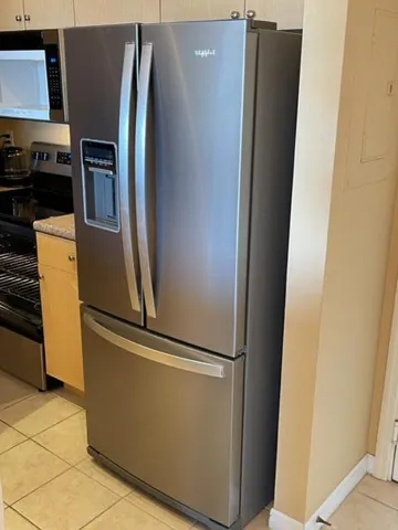 FRENCH DOOR REFRIGERATOR WITH ICE/WATER