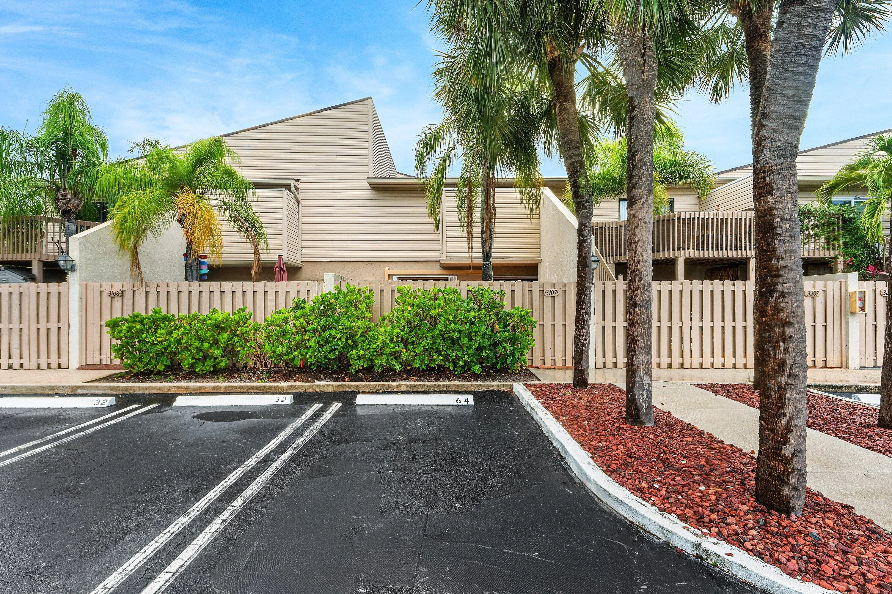 001-612ExecutiveCenterDrive-3107-WestPal