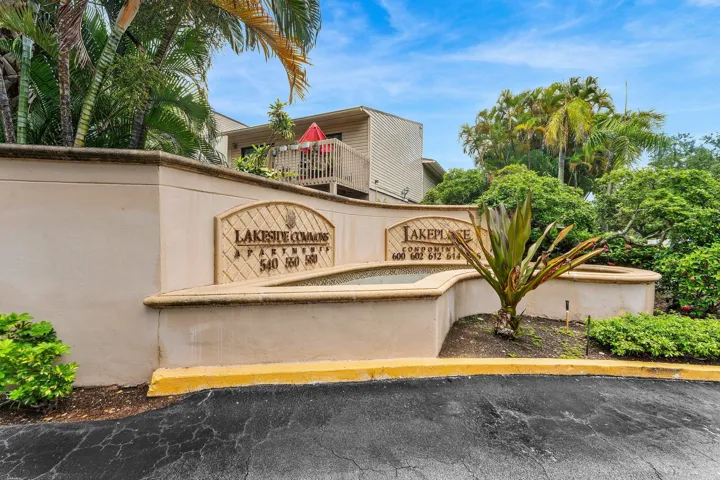 028-612ExecutiveCenterDrive-3107-WestPal