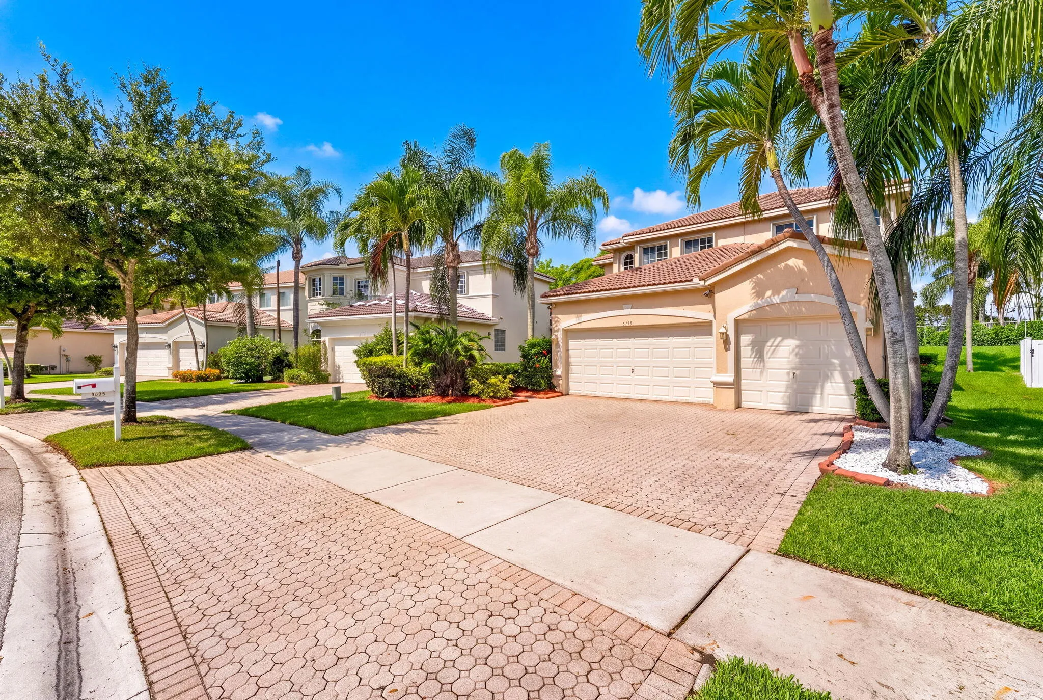 3-web-or-mls-Exterior_DSC02163_hf4k