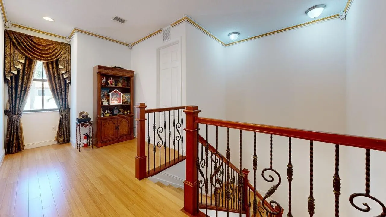 3686-NW-85Th-Ter-Hallway