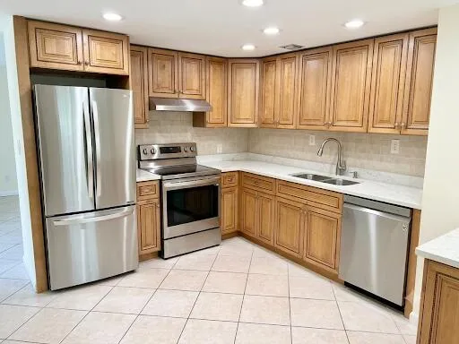 Kitchen w SS Appl