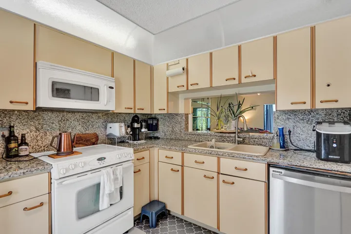 Passthru to Dining Area from Kitchen