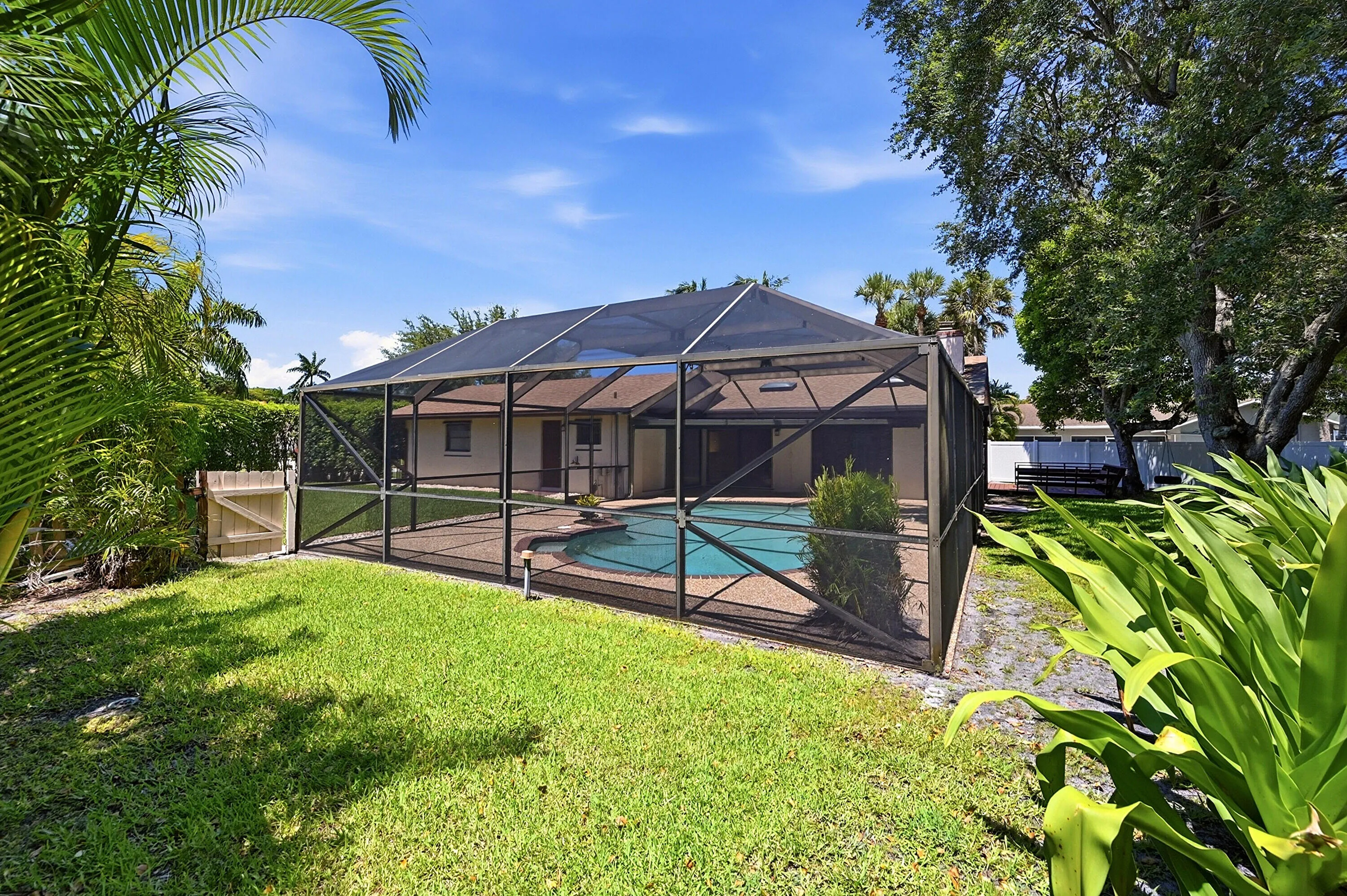 Pool/side yard