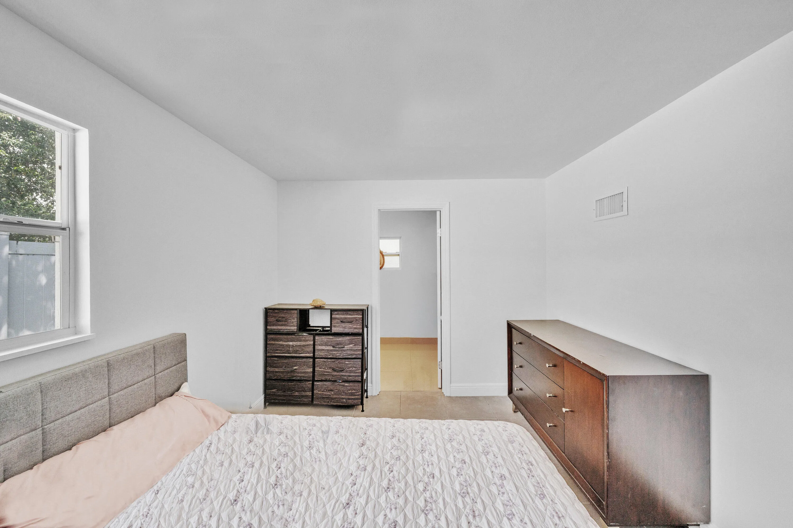 16 Primary Bedroom (2)