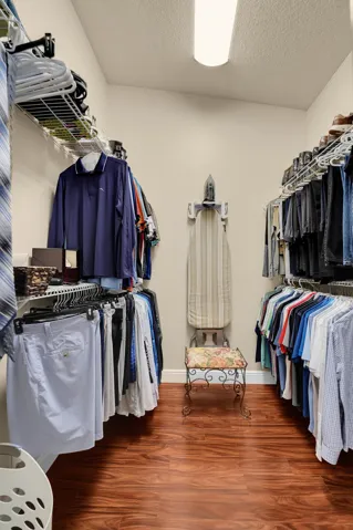 WALK IN CLOSET