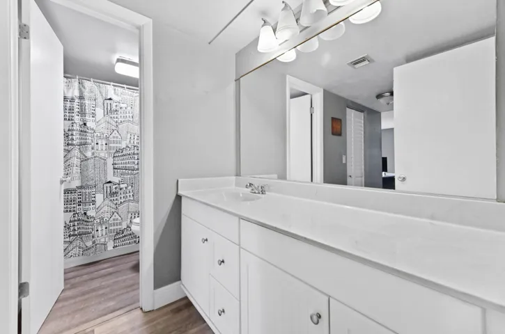 20 Bathroom 02