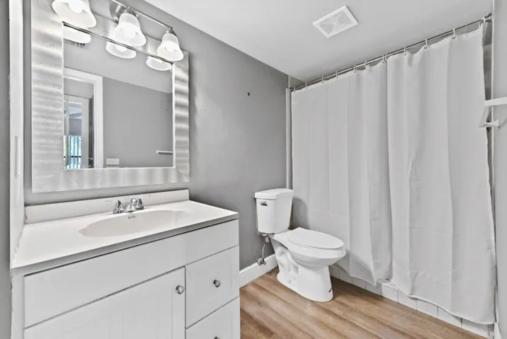 13 Bathroom 01