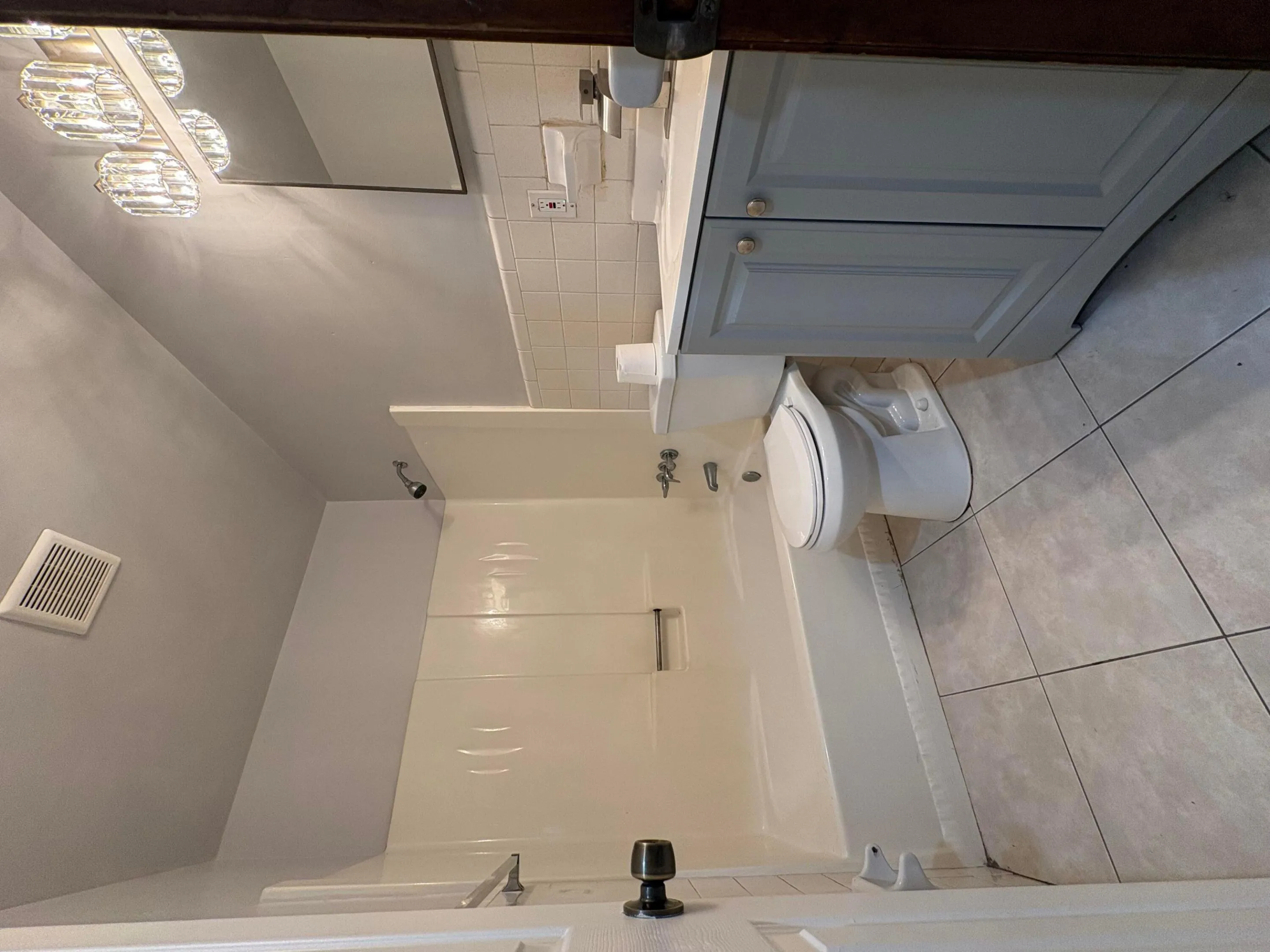 Main bathroom to the 3 bedrooms