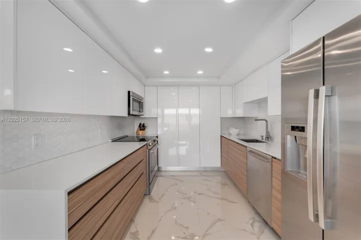 Sleek kitchen w/ Bosch appliances