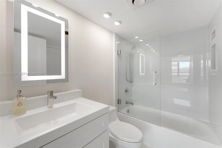 En-suite with tub