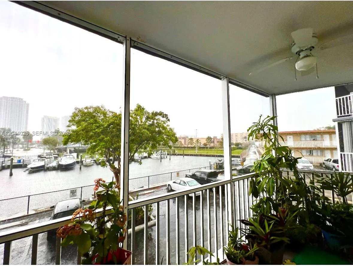 X Large Open Screened Balcony