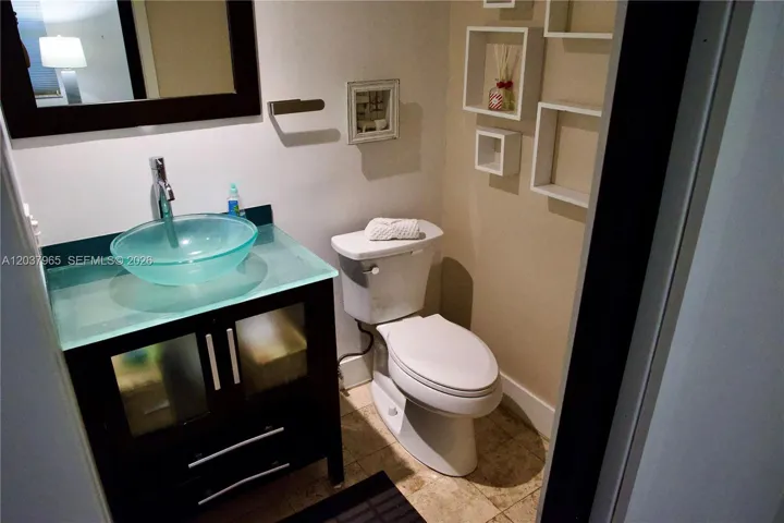 2nd bedroom bathrm