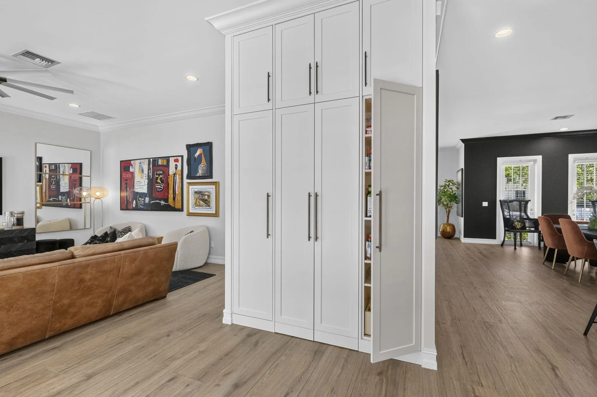 CUSTOM PANTRY