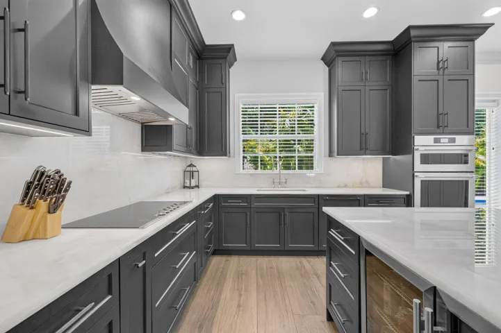 TONS OF WORKSPACE AND DINING OPTIONS
