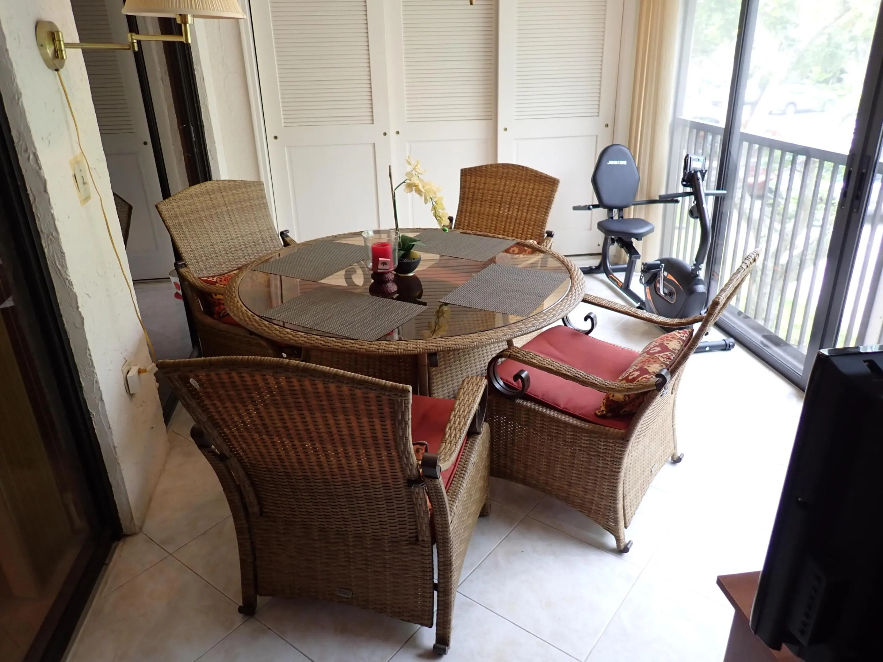Screened balcony/Dining