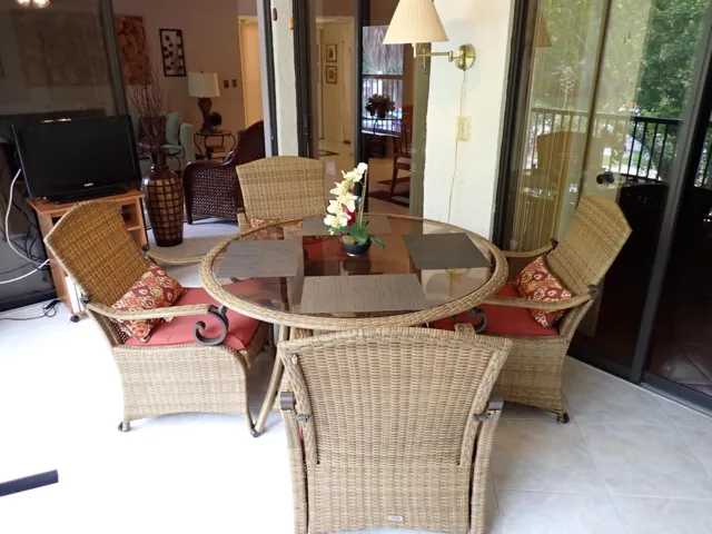 Screened balcony/Dining