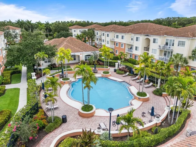 Clubhouse-Pool