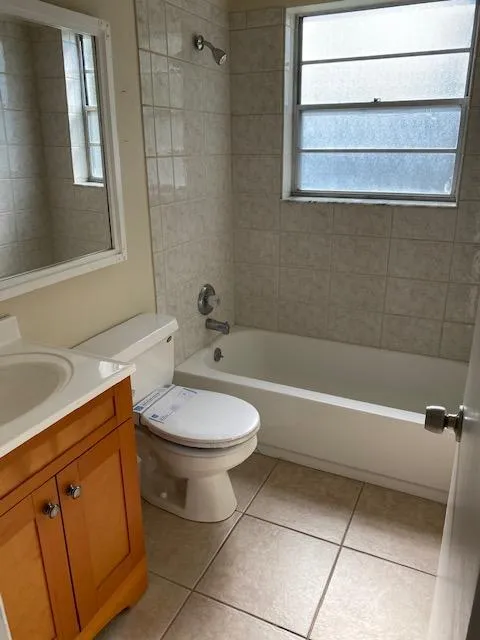 Guest bath with tub/shower