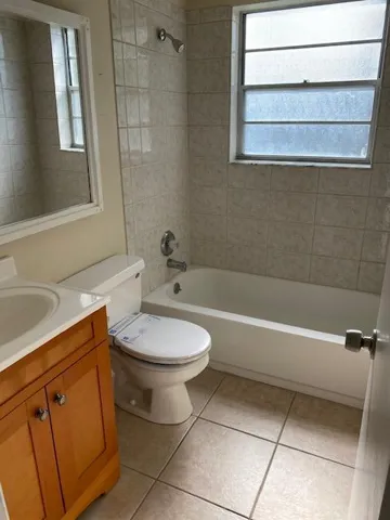 Guest bath with tub/shower