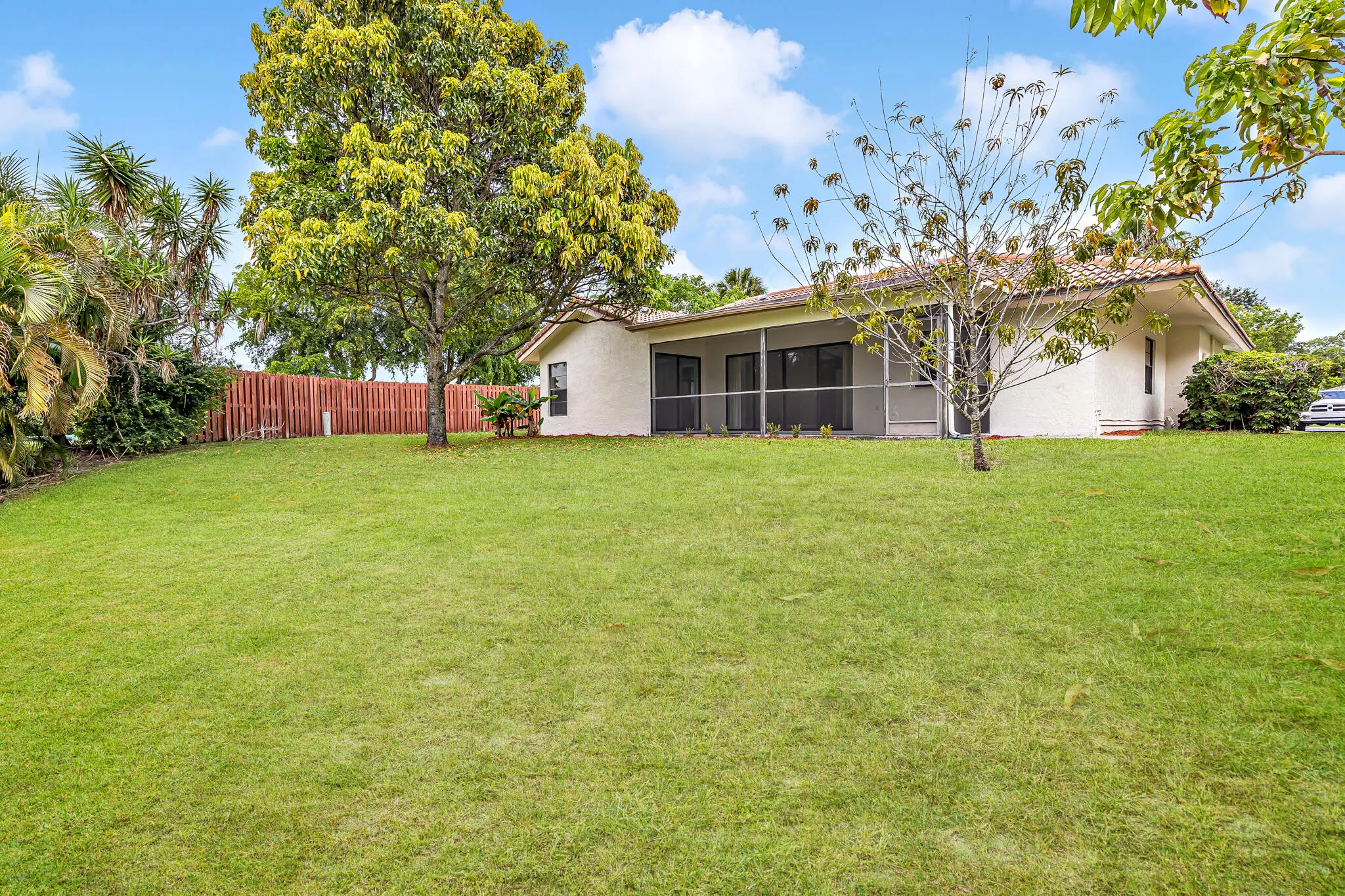 COVERED SCREENED PATIO - Big back yard!