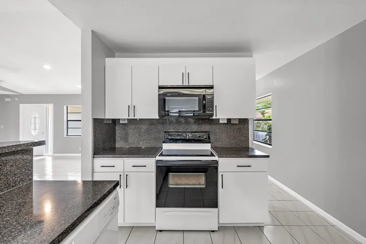 KITCHEN WITH SPACIOUS ROOM FOR COOKING