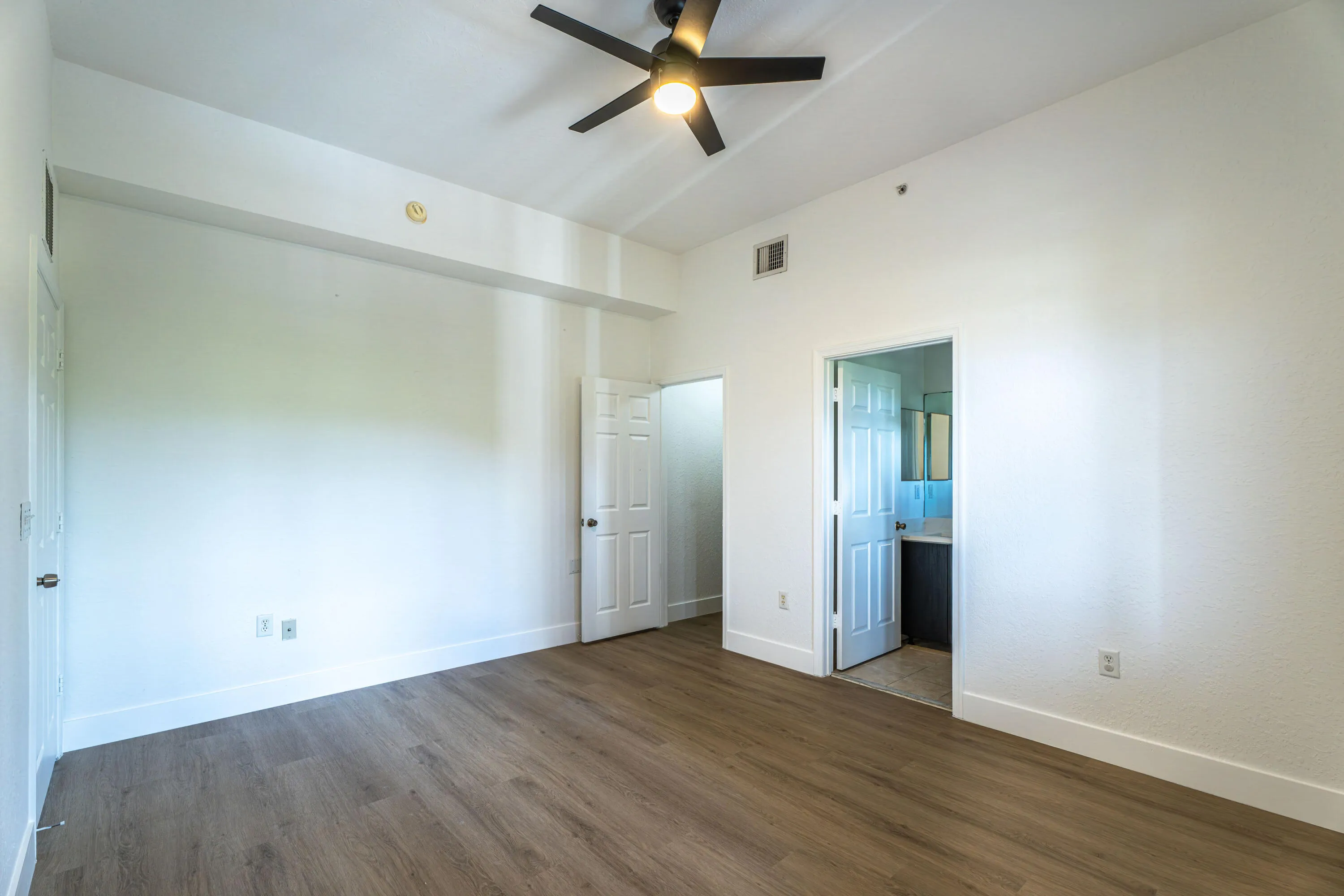 Master suite, modern ceiling fan