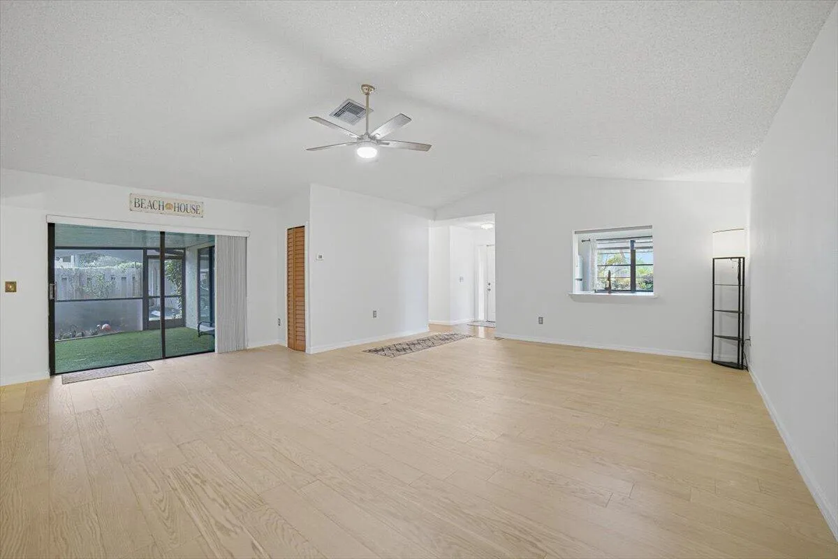 08-Livingroom-B
