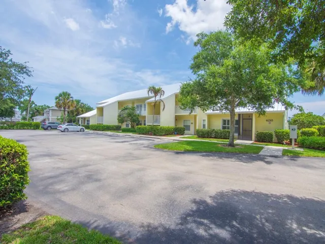 4210 Gator Trace Ave "B"