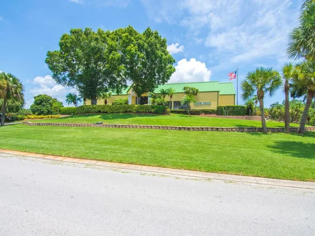 4210 Gator Trace Ave "B"