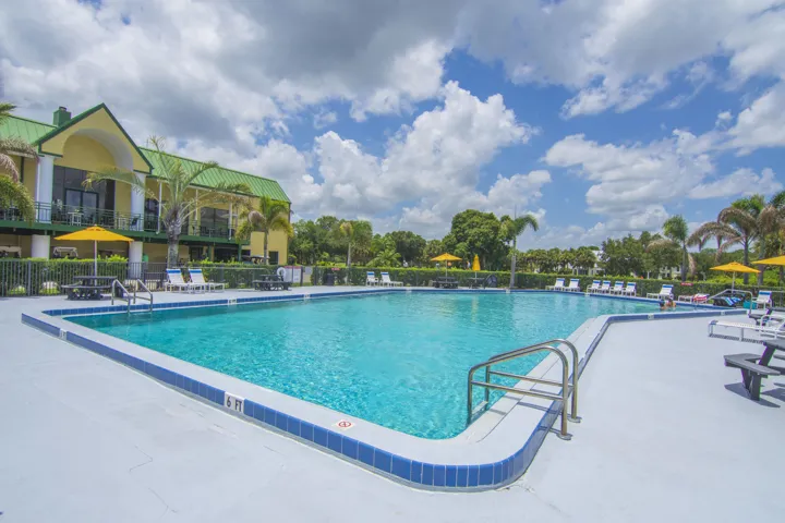 Resort-style living with golf, dining, and pool.