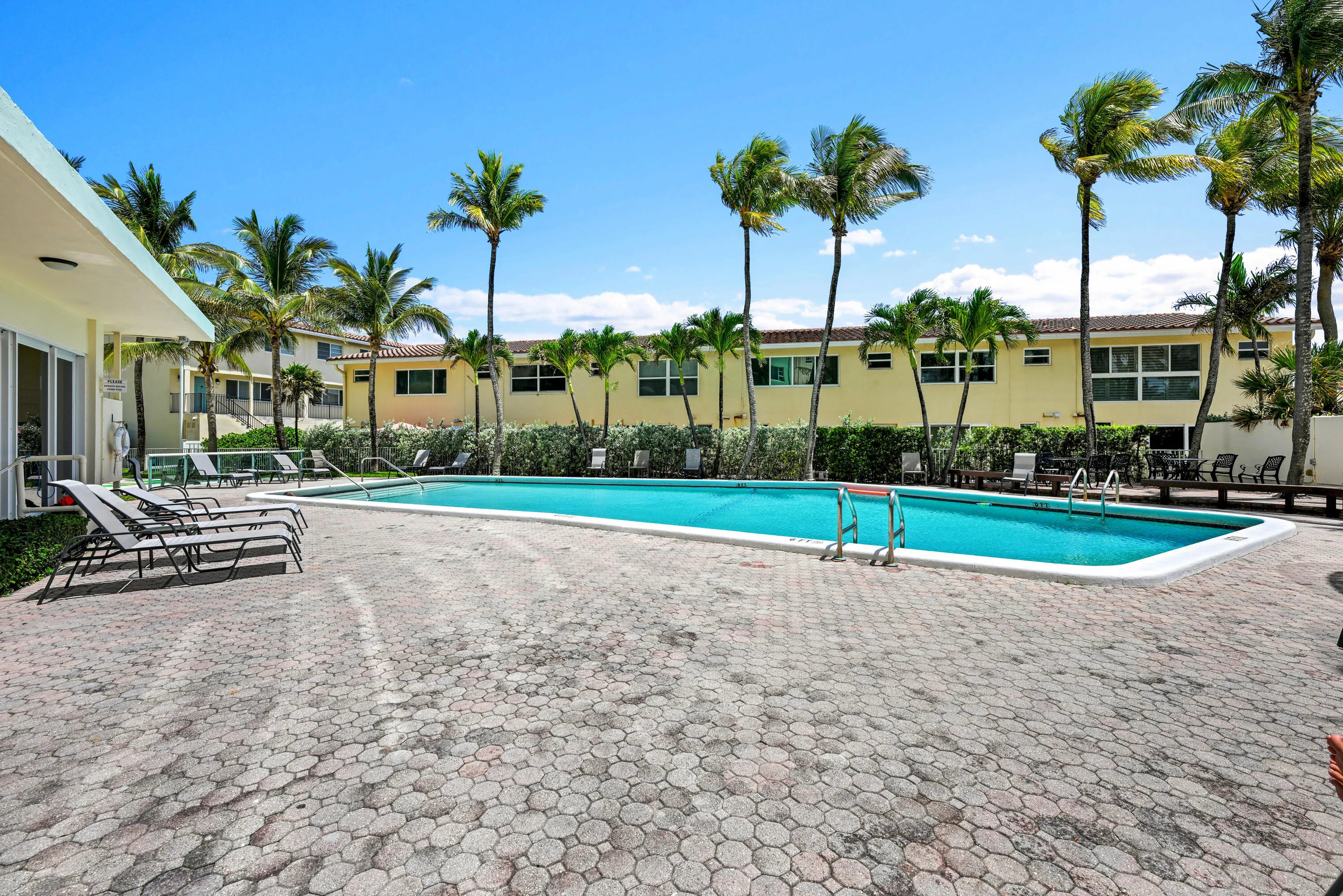6000 N Ocean Blvd 8E 00032