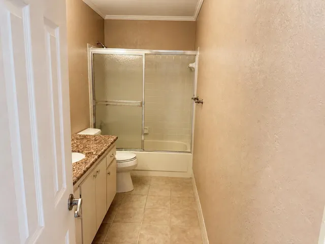 6401 Lasalle seond bathroom