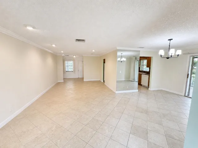 X6401 Lasalle living rm to front