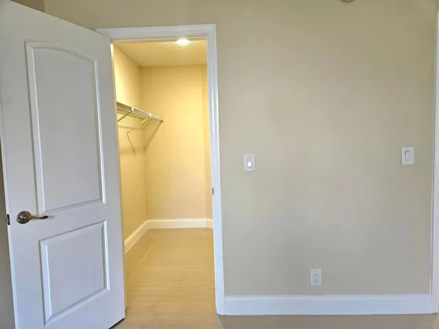 WALK-IN CLOSET