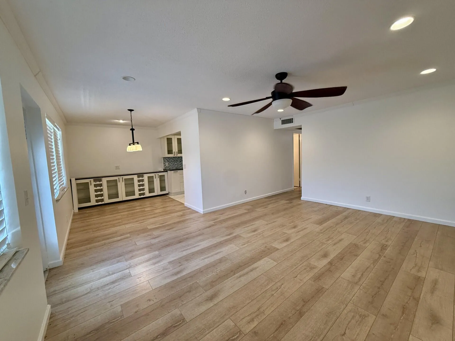 Living Room/Dining Area