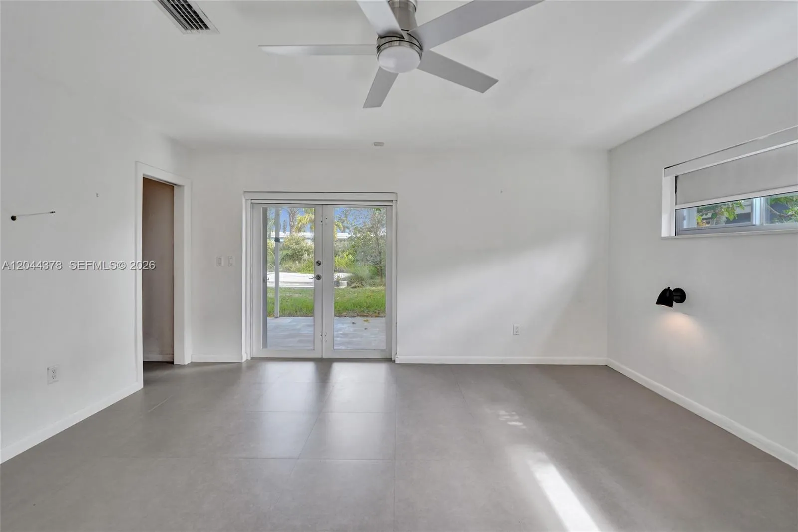 Bedroom/murphy bed