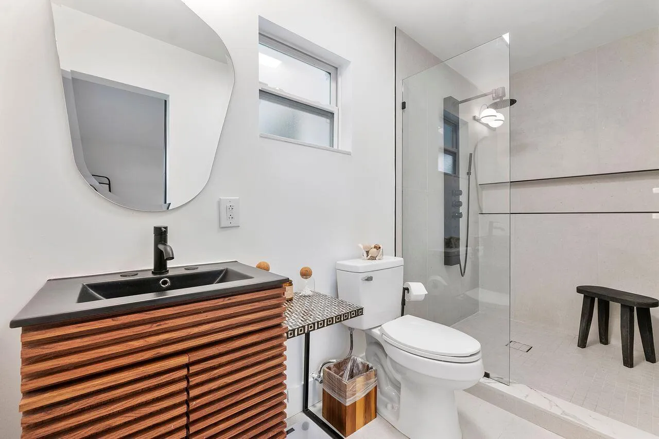 701 master bathroom