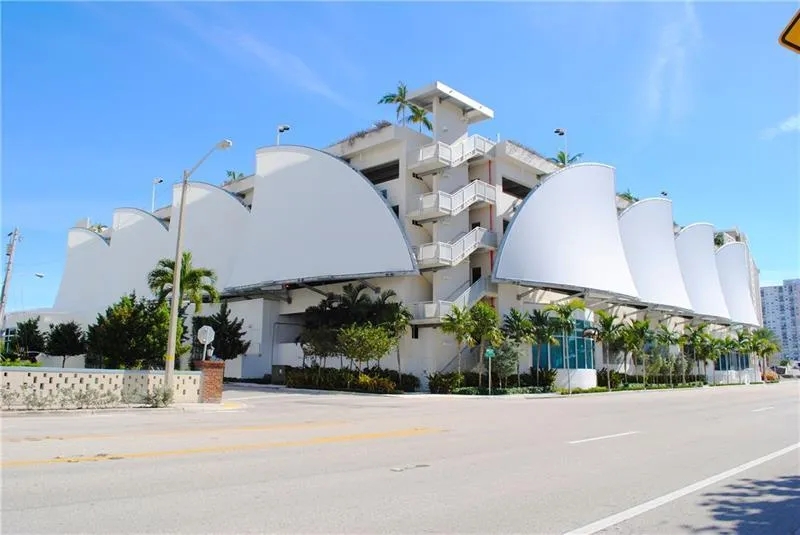 Pompano Beach parking gargage at beach