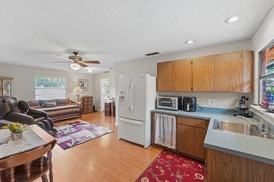 Nice sized kitchen and eating area