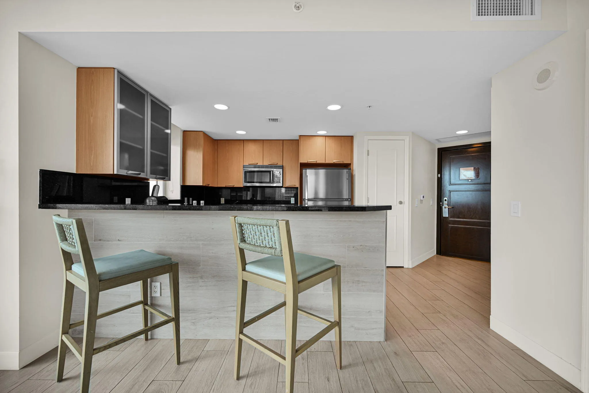 Open Kitchen w/ snack bar