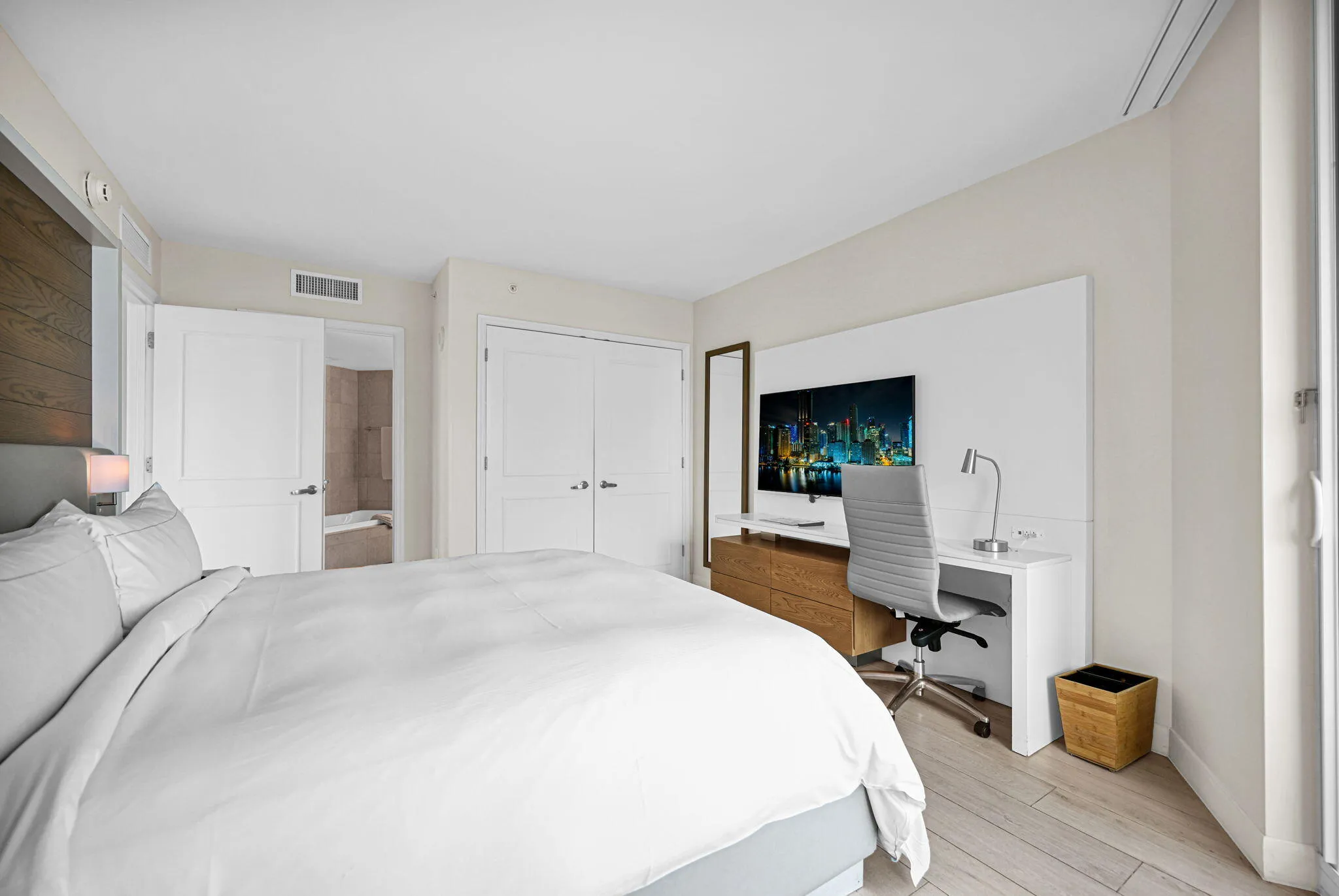 Main Bedroom w/ King Bed