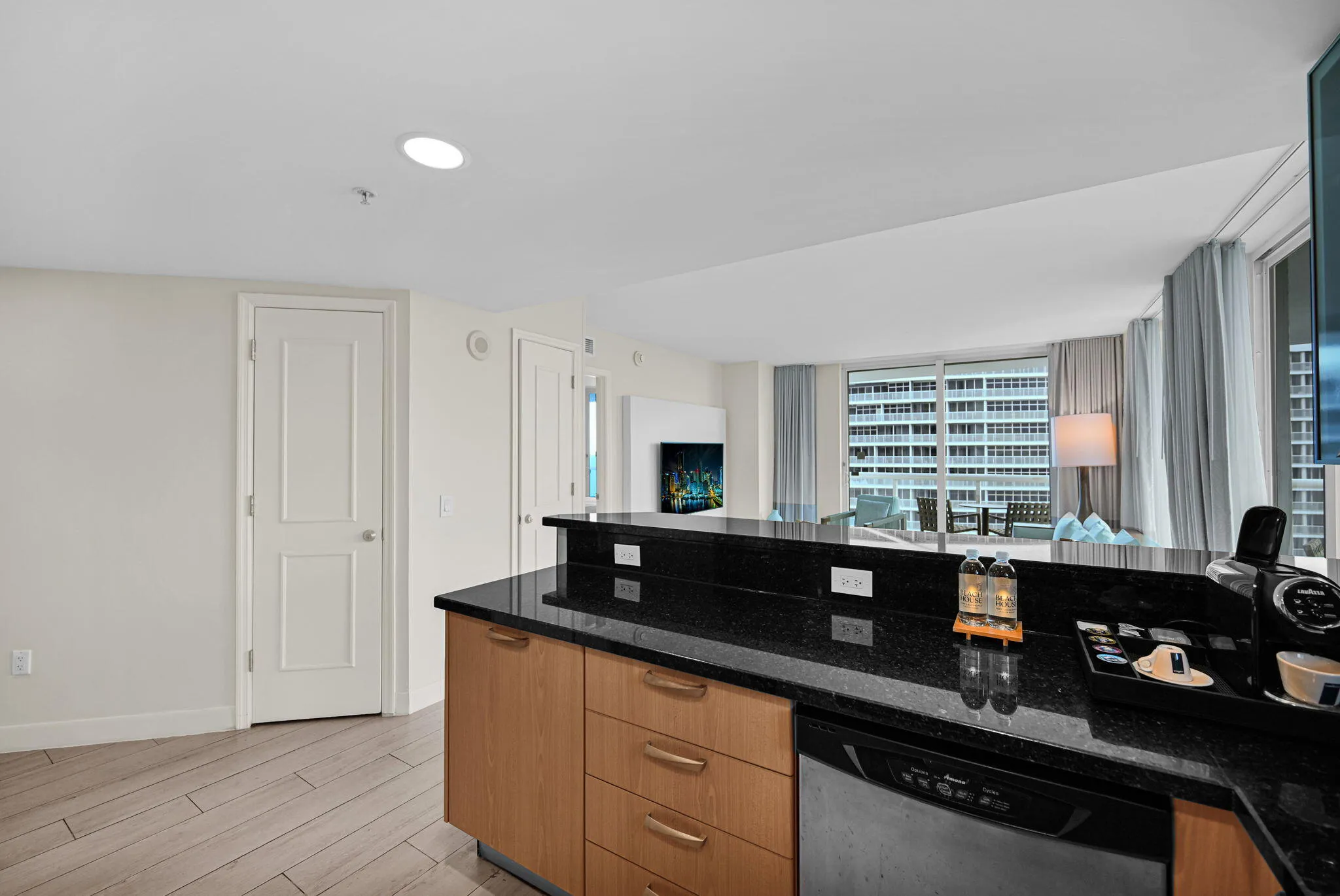 Open Kitchen w/ snack bar