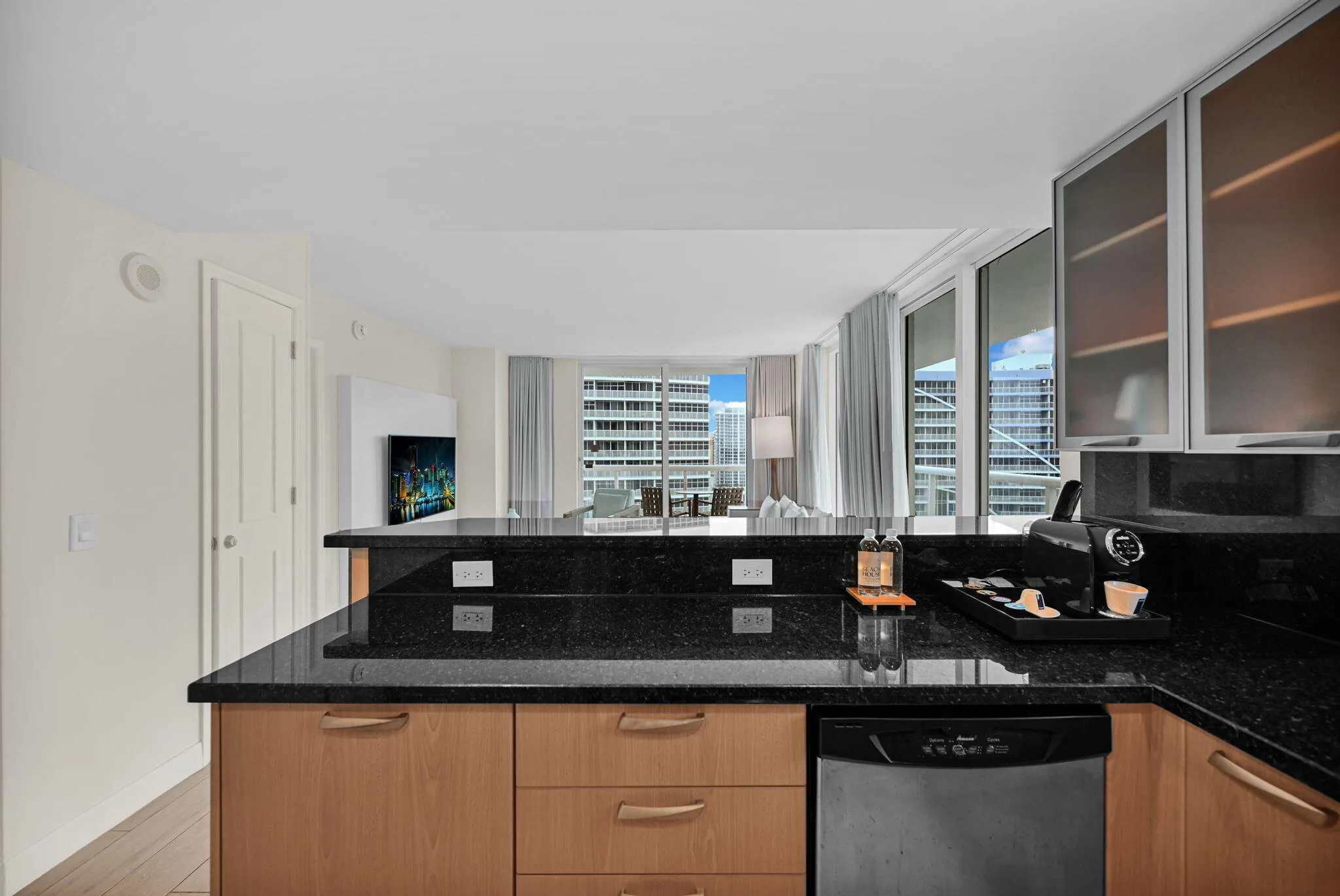 Open Kitchen w/ snack bar